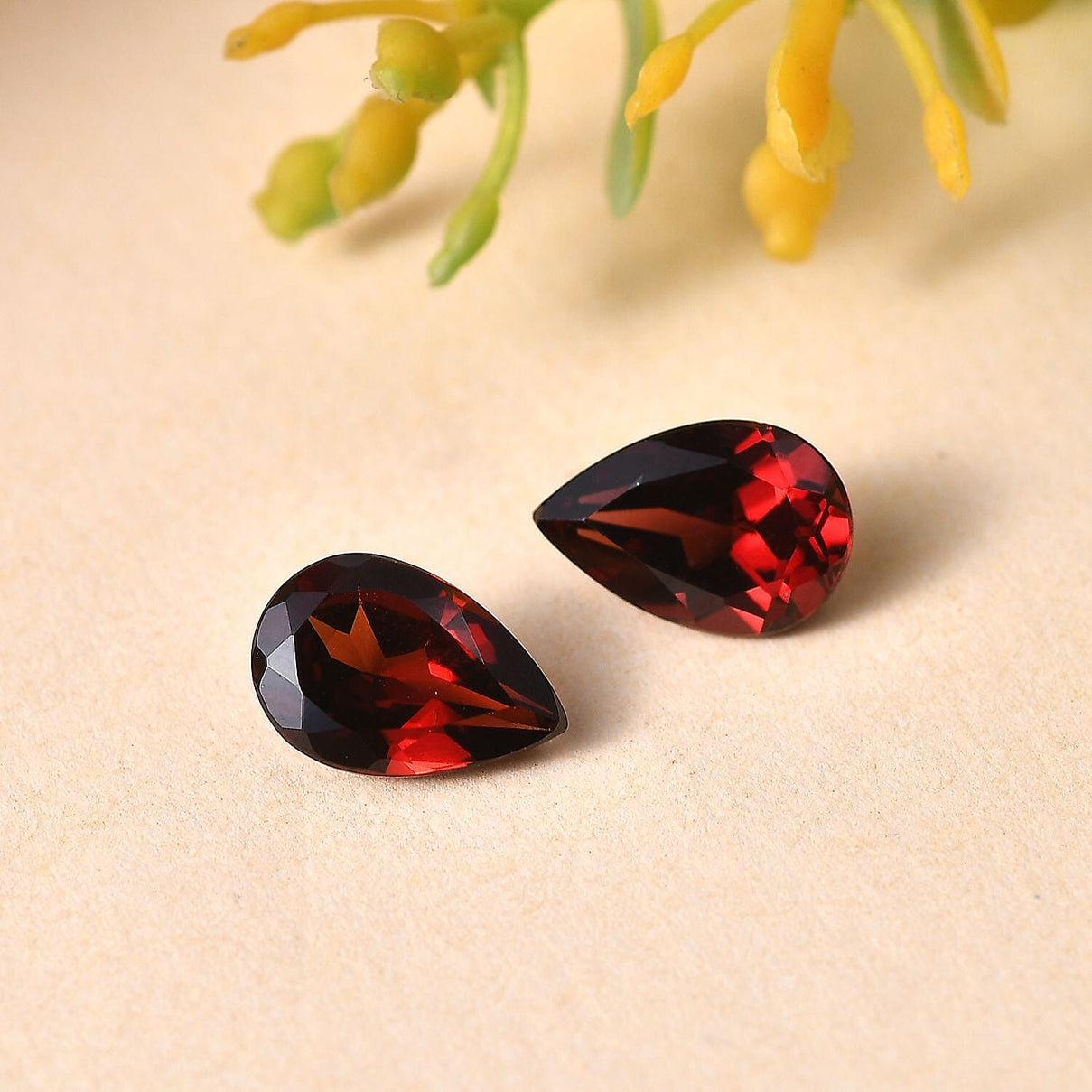 AA Red Garnet Loose Gemstone in Pear Shape (9x6mm) 2.84 ct. 8025563 1