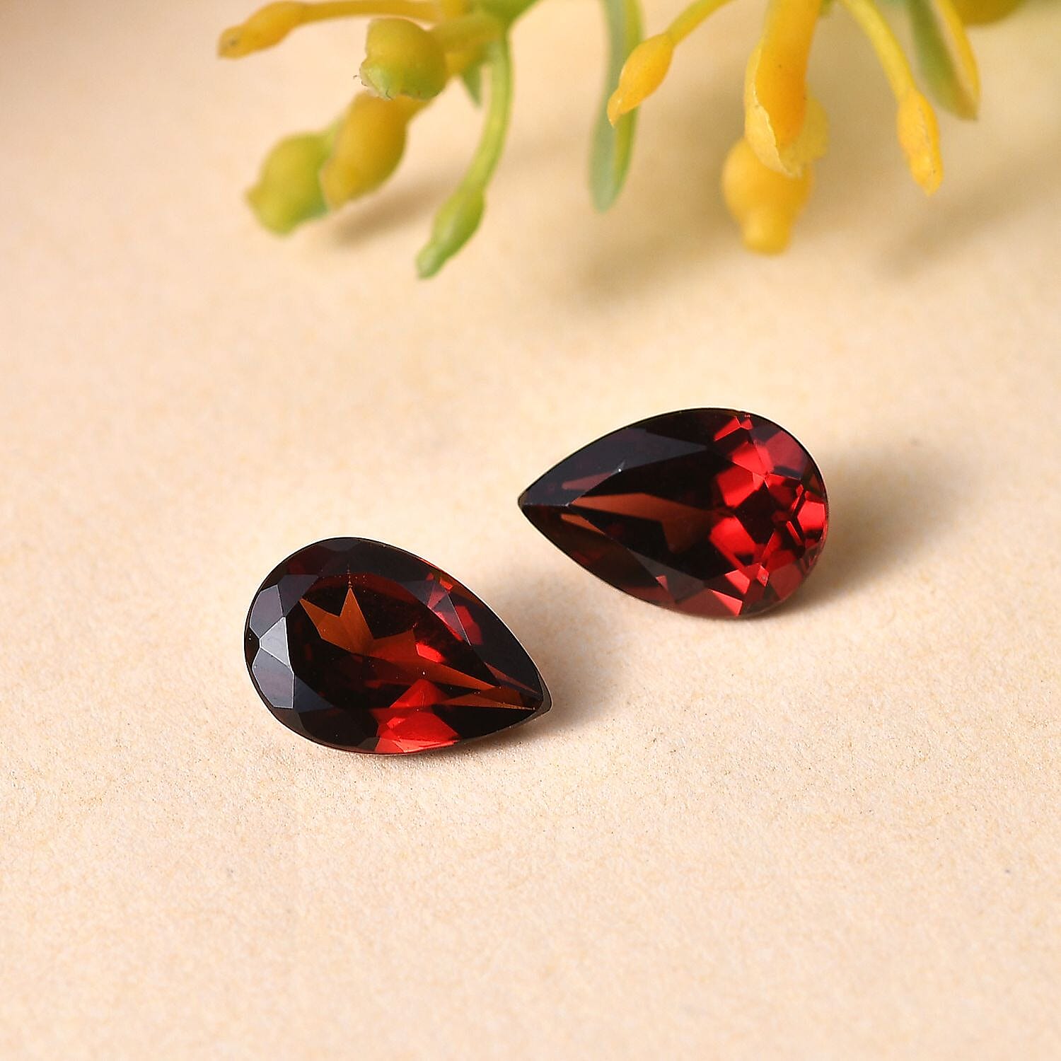 AA Red Garnet Loose Gemstone in Pear Shape (9x6mm) 2.84 ct. 8025563 1