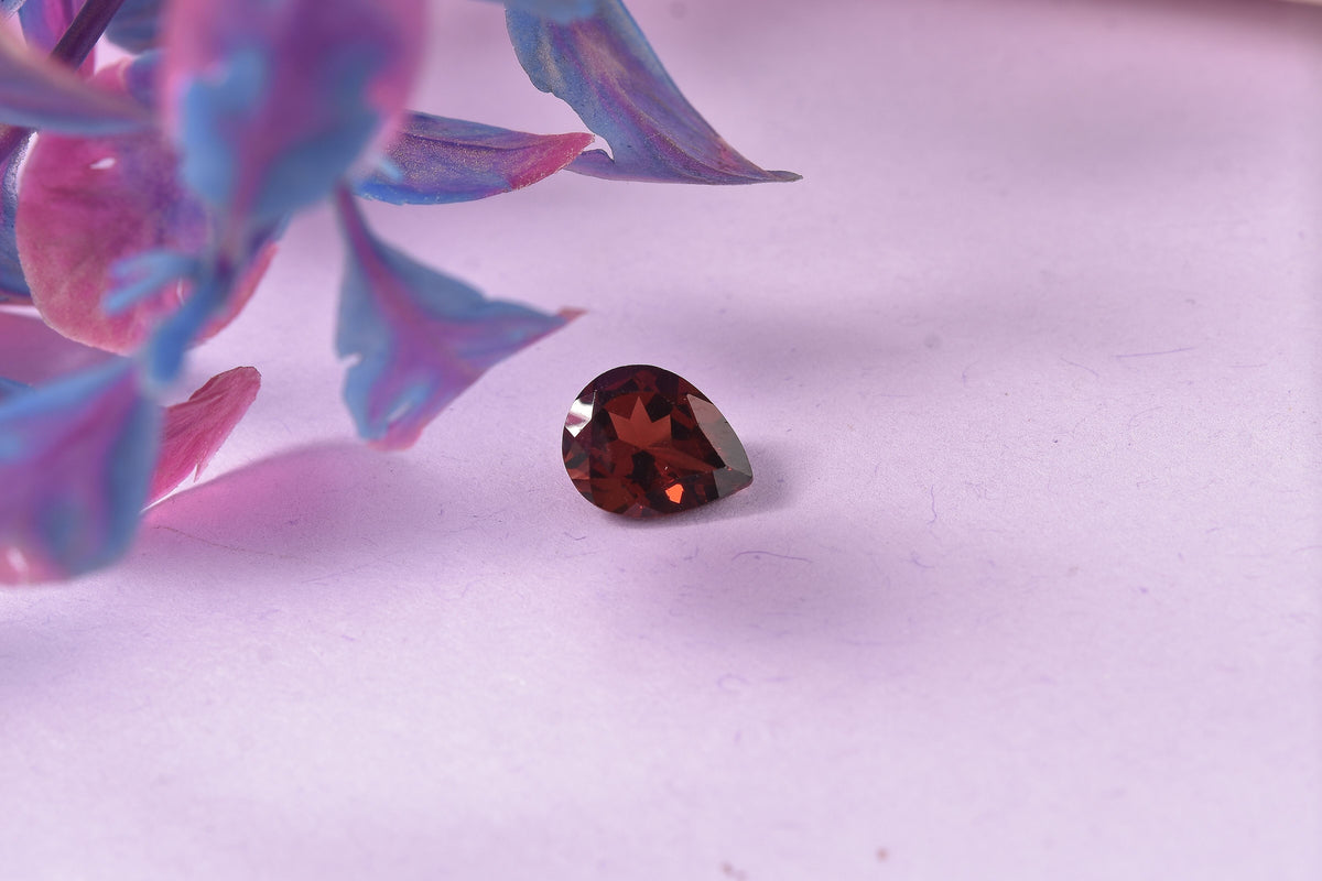 A Red Garnet Loose Gemstone in Pear Shape (9x7mm) 1.53 ct. 8025564 1