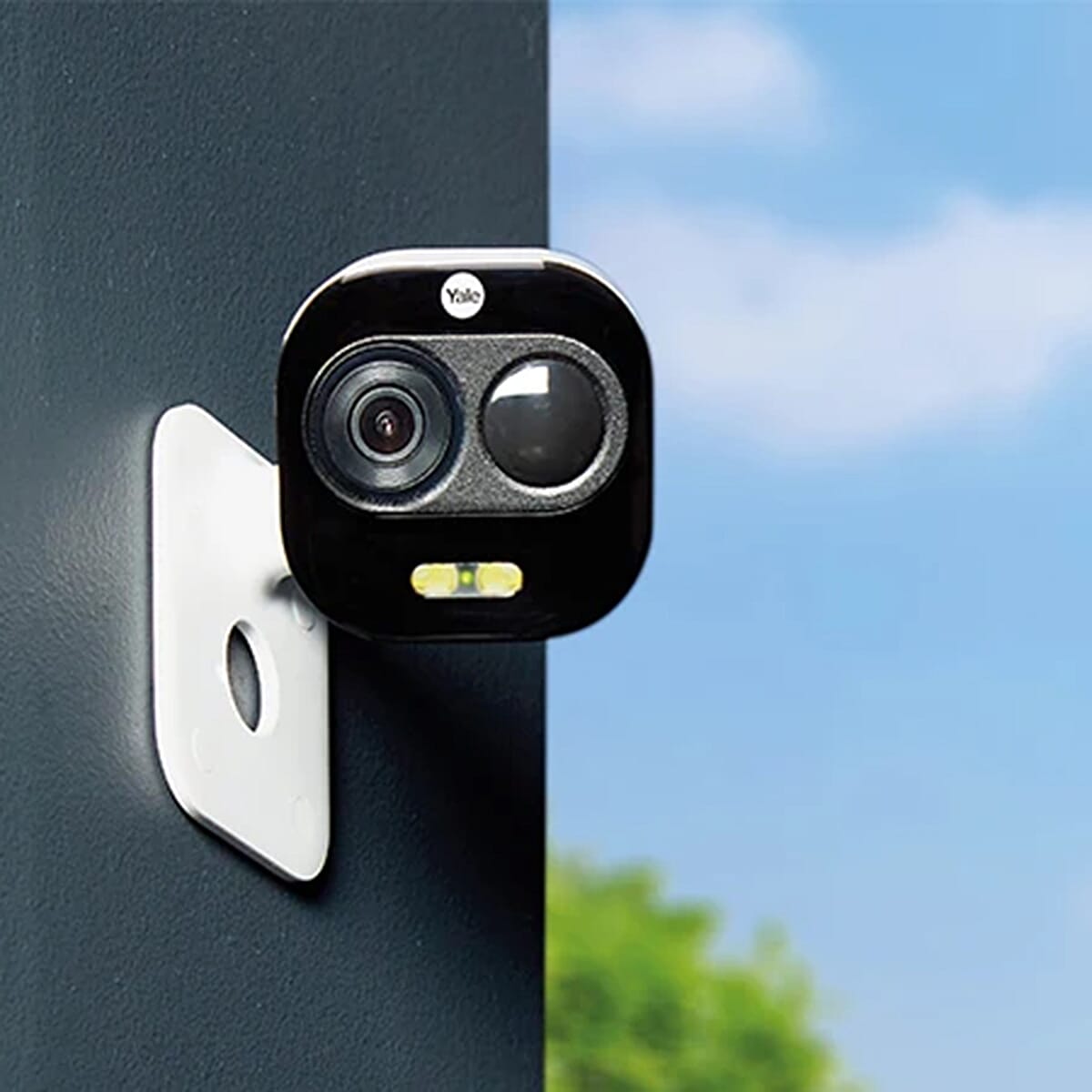 Yale All-in-One Outdoor Camera with IP65 Rating 8194043 1