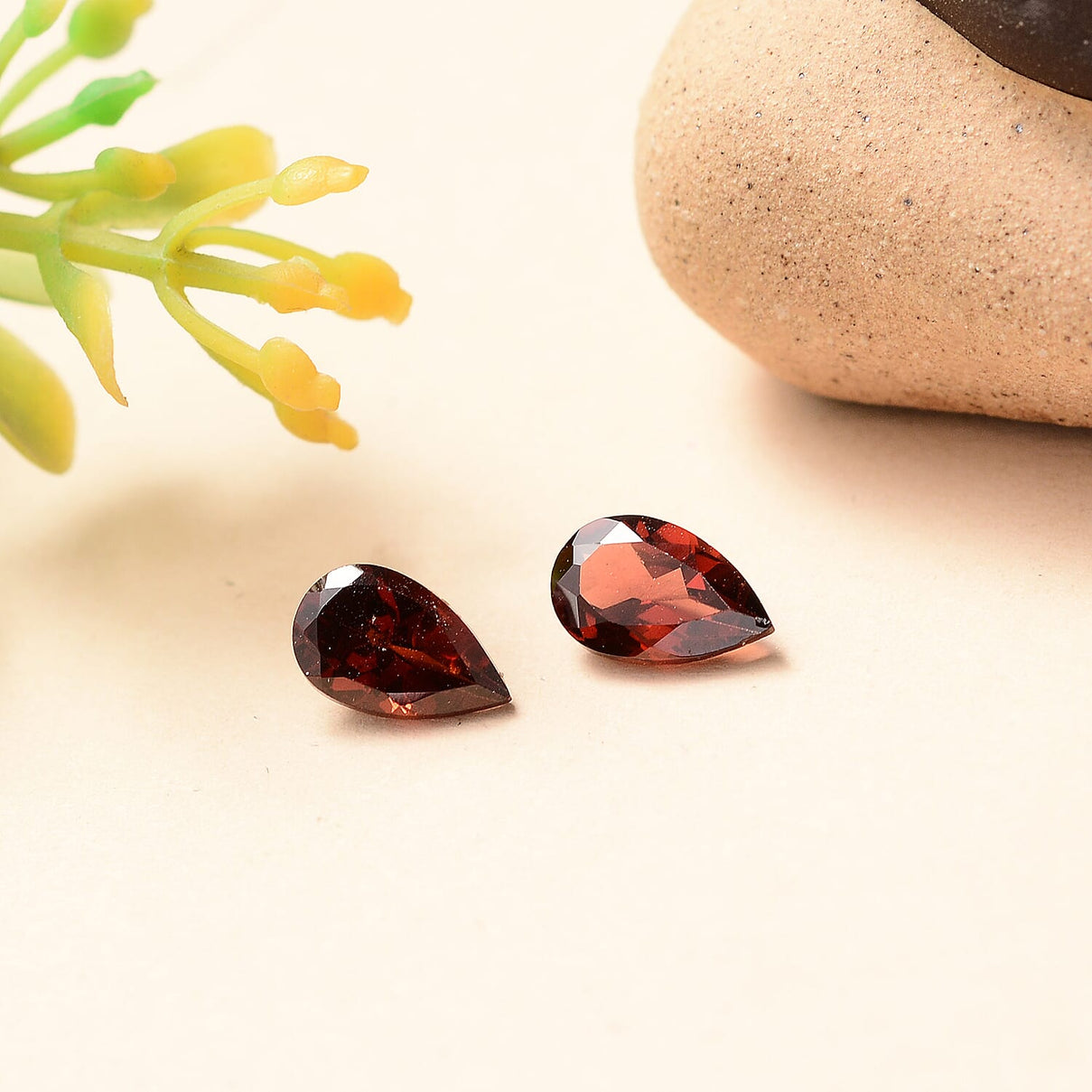 Set Of 2 Mozambique Garnet Pear 8X5 mm Gemstone, 2.08 Ct 8511678 2