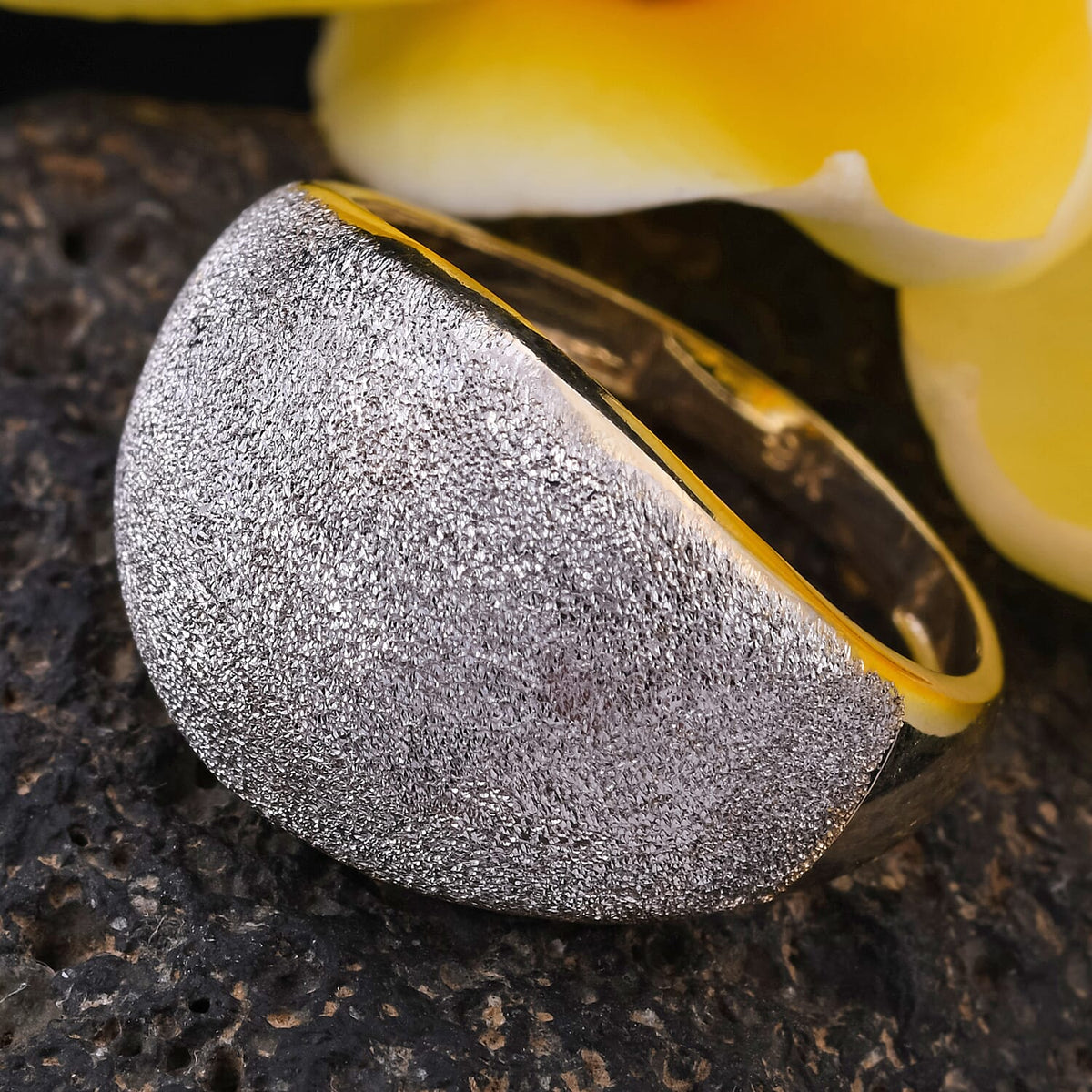 Spritz Dome Ring in 9K Yellow Gold 6049955 2