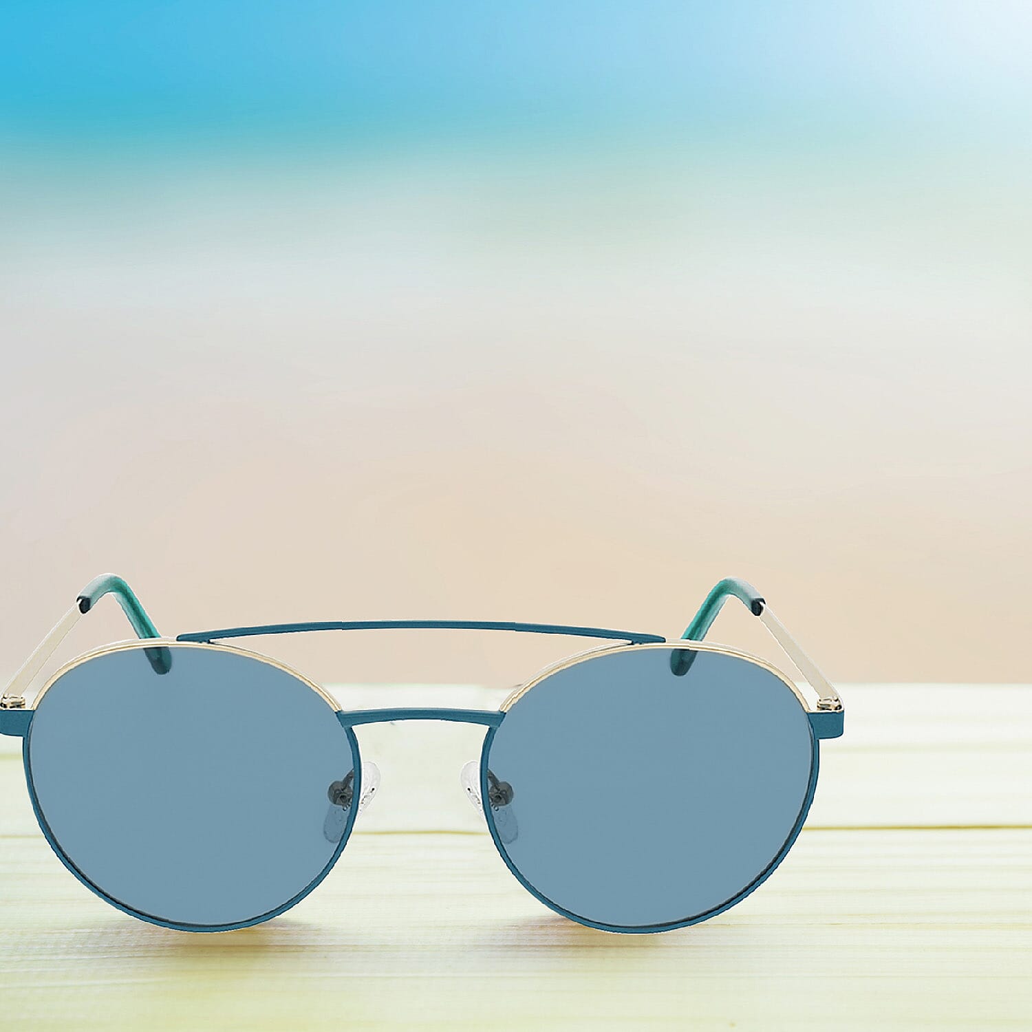 Summer Closeout- GUESS Unisex Blue Round Aviator 7576488 1
