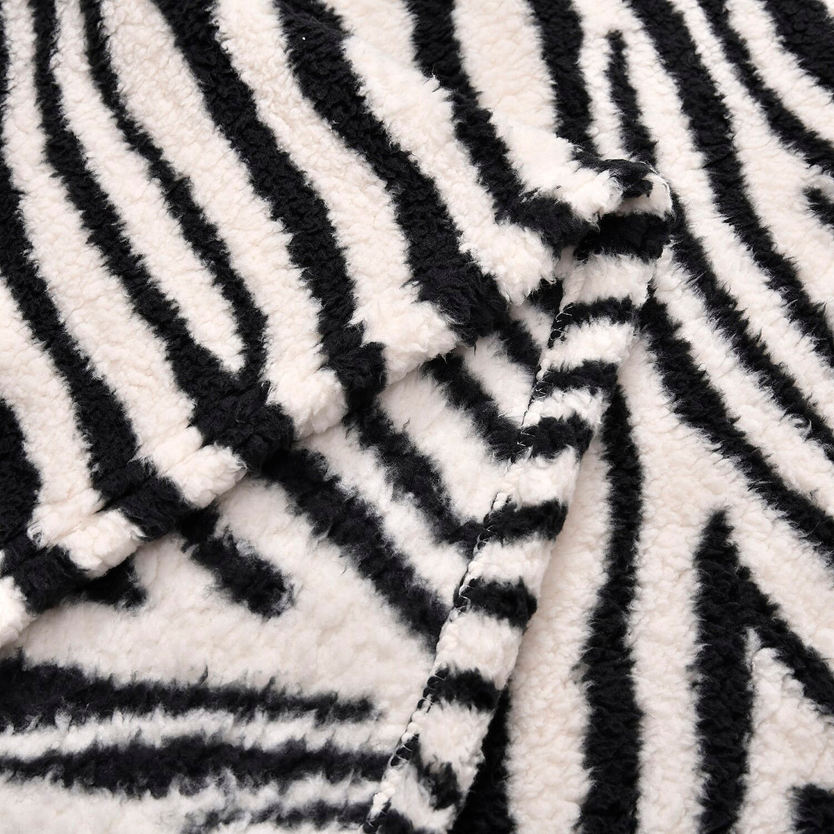 Abstract Pattern Ultra Soft Blanket 7607237 3
