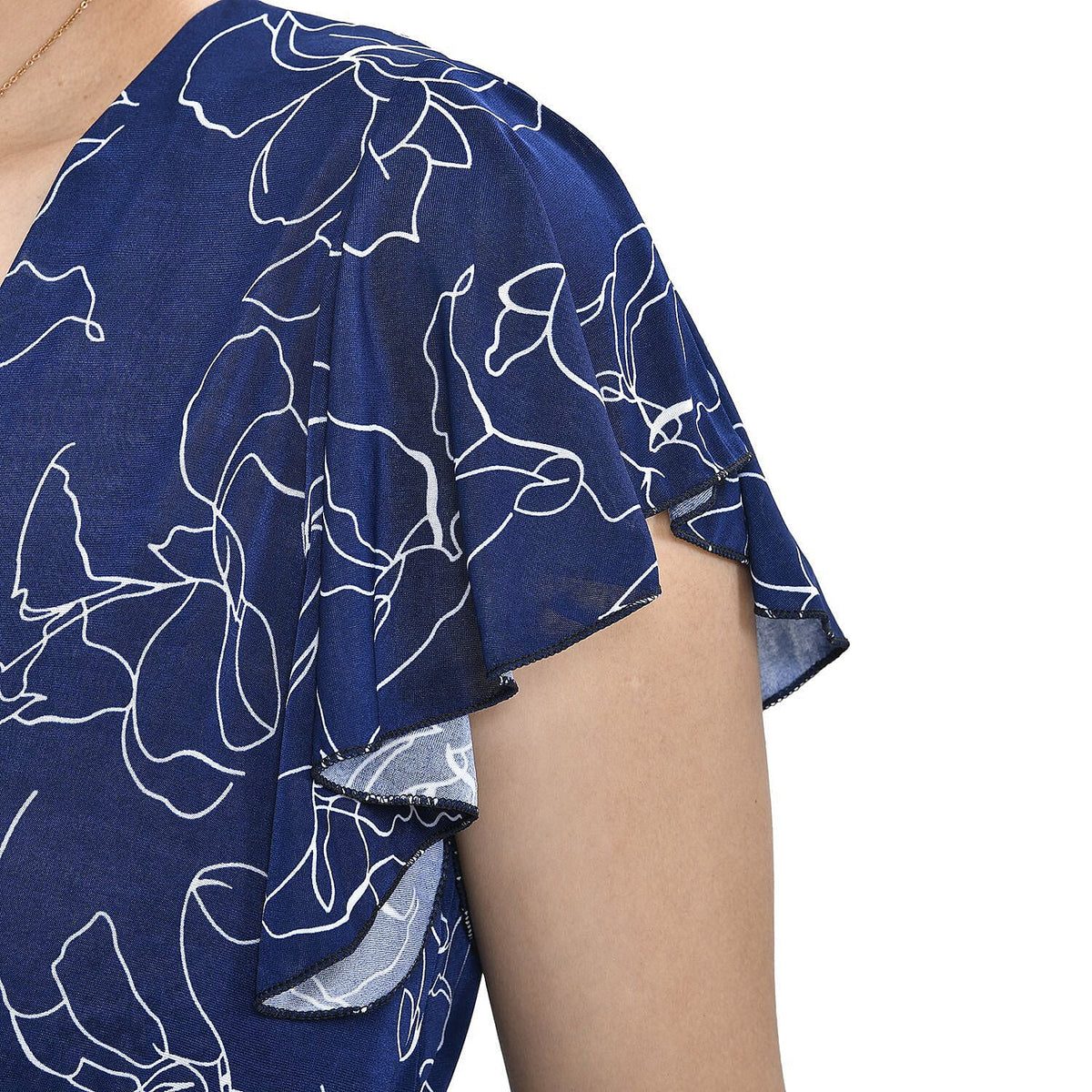 TAMSY Floral Pattern Flutter Sleeves Smocked Midi Dress  - Navy and White 7283585 4