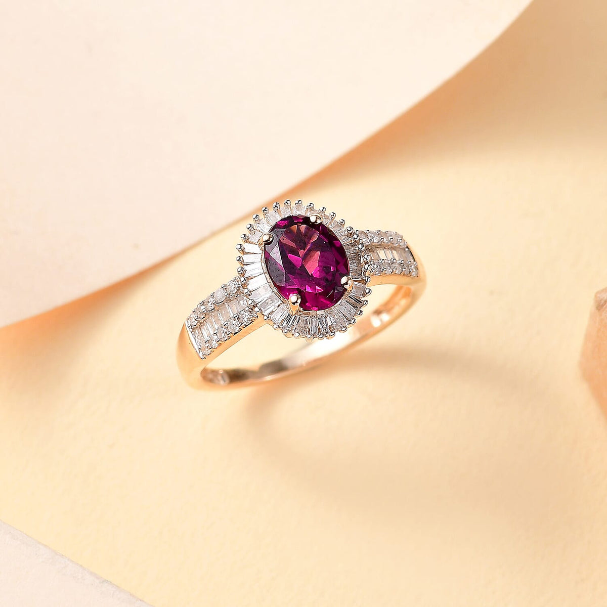 Tony Diniz Collection - 9K Yellow Gold  AAA Ember Garnet (1.45ct), Natural White Diamond (0.39ct) Ring 7891307 1