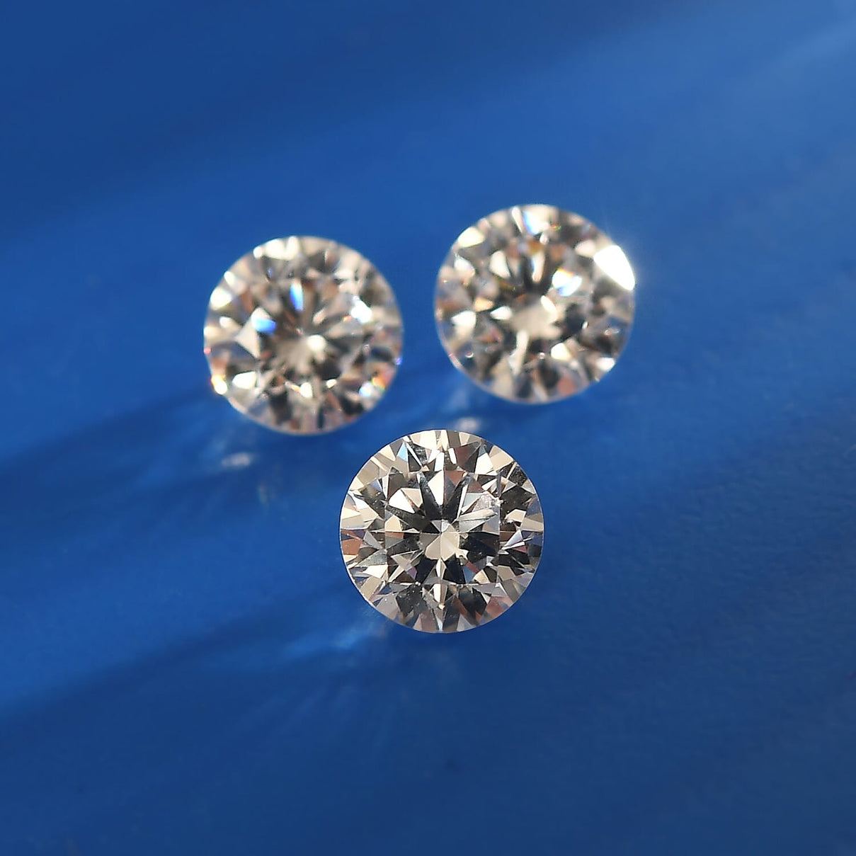 Set of 3 White Cubic Zirconia Loose Gemstones in Round Shape 1.95 Ct. (4.5 mm) 8071353 2