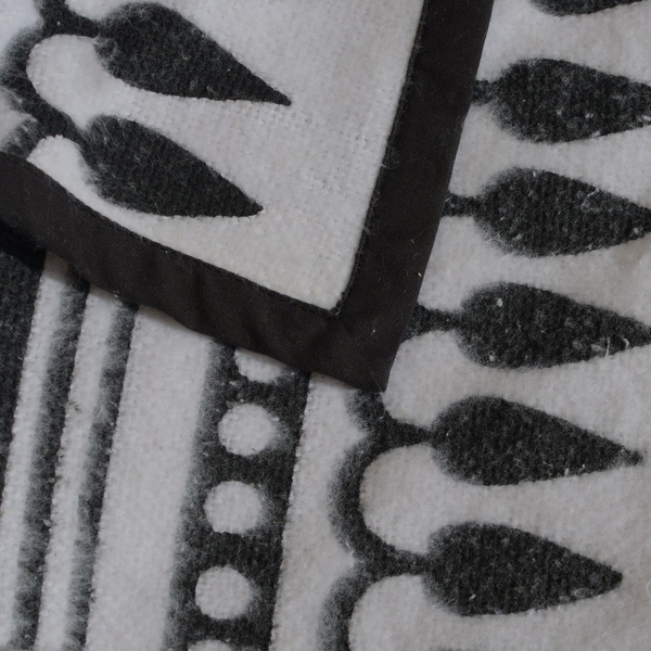 100% Cotton Flannel White and Black Colour Mystic Forrest Pattern Plaid (Size 150x130 Cm)