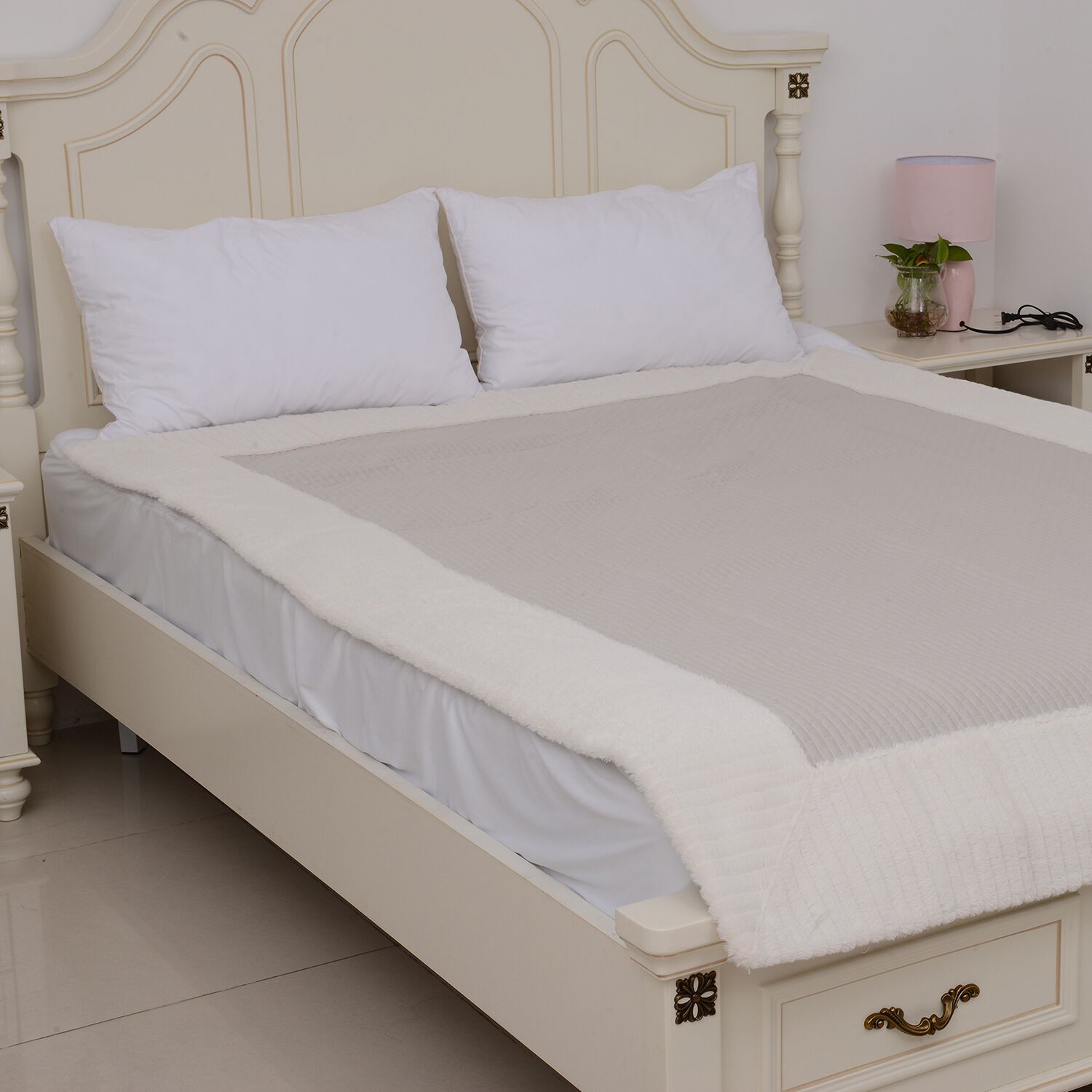 Matte Sateen Woven Quilted Blanket with Faux Fur Border in Ivory Colour (150x200 cm)