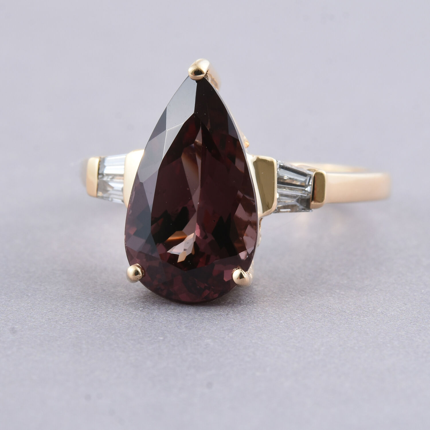 ILIANA 18K Y Gold Rare AAA Change Colour Garnet (Pear 4.75 Ct), Diamond (SI-G-H) Ring 5.000 Ct.