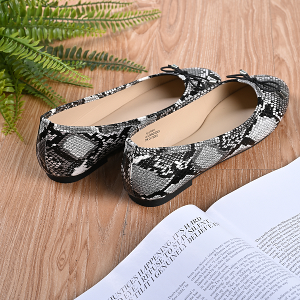 La Marey Snake Skin Pattern Loafer Shoes (Size 3) - Black & White