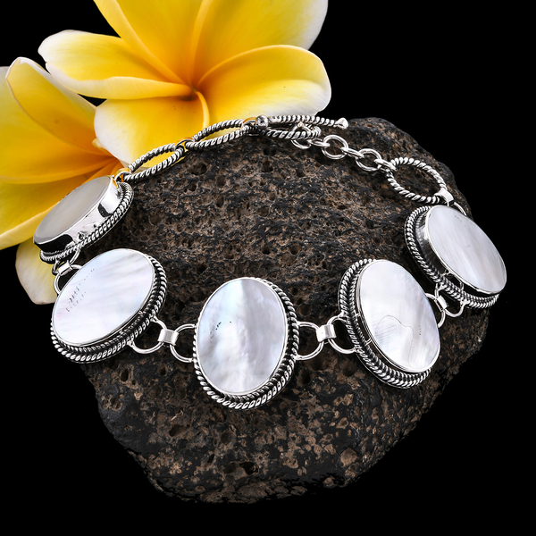 Royal Bali Collection - Mother of Pearl (Ovl 20x15 mm) Bracelet (Size 6.75/7.5) in Sterling Silver, Silver wt 18.42 Gms