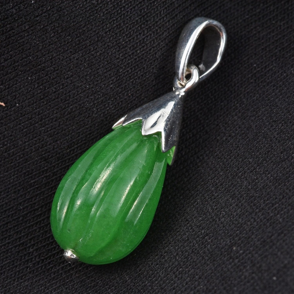 Green Jade Pendant in Sterling Silver 11.250 Ct.