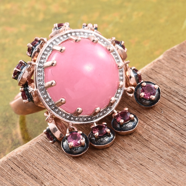 GP Pink Jade (Rnd 15.25 Ct), Rhodolite Garnet and Kanchanaburi Blue Sapphire Ring in Rose Gold Overlay Sterling Silver 17.000 Ct. Silver wt 11.56 Gms.