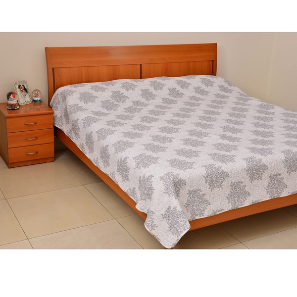 100% Cotton White and Grey Colour Shells and Corals Pattern Reversible Quilt (Size 240x240 Cm)
