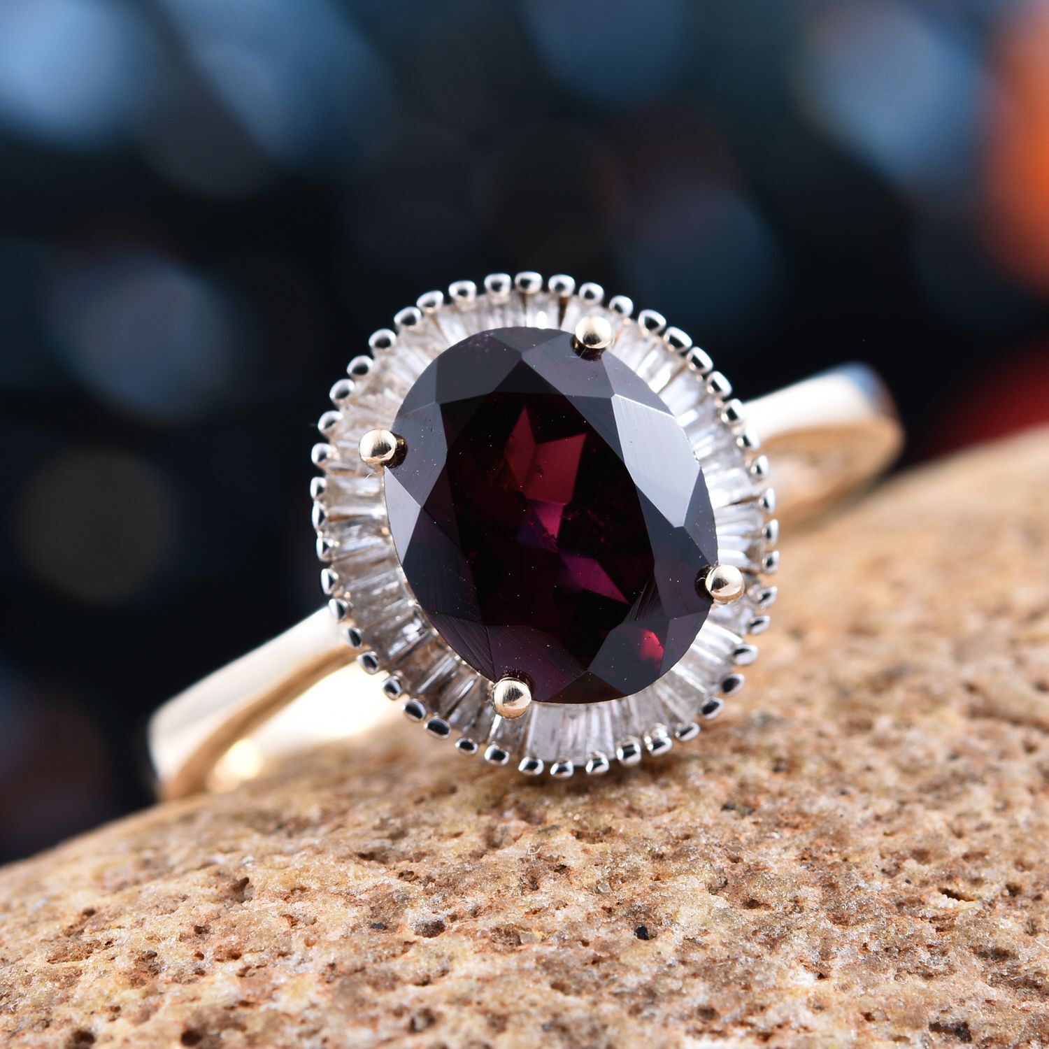 9K Y Gold AAA Odisha Rhodolite Garnet (Ovl 3.25 Ct), Diamond (I3/G-H) Ring 3.500 Ct.