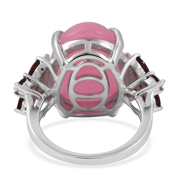 Pink Jade (Ovl 14.50 Ct), Mozambique Garnet and Natural White Cambodian Zircon Ring in Sterling Silver 15.500 Ct, Silver wt 5.10 Gms.