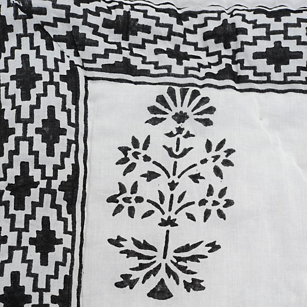 Cotton and Fibre Black Colour Tree Printed White Colour Quilt (Size 274x223 Cm)