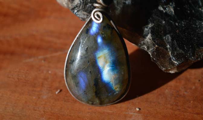 Labradorite Gemstone - Colour, Characteristics, Properties - TJC